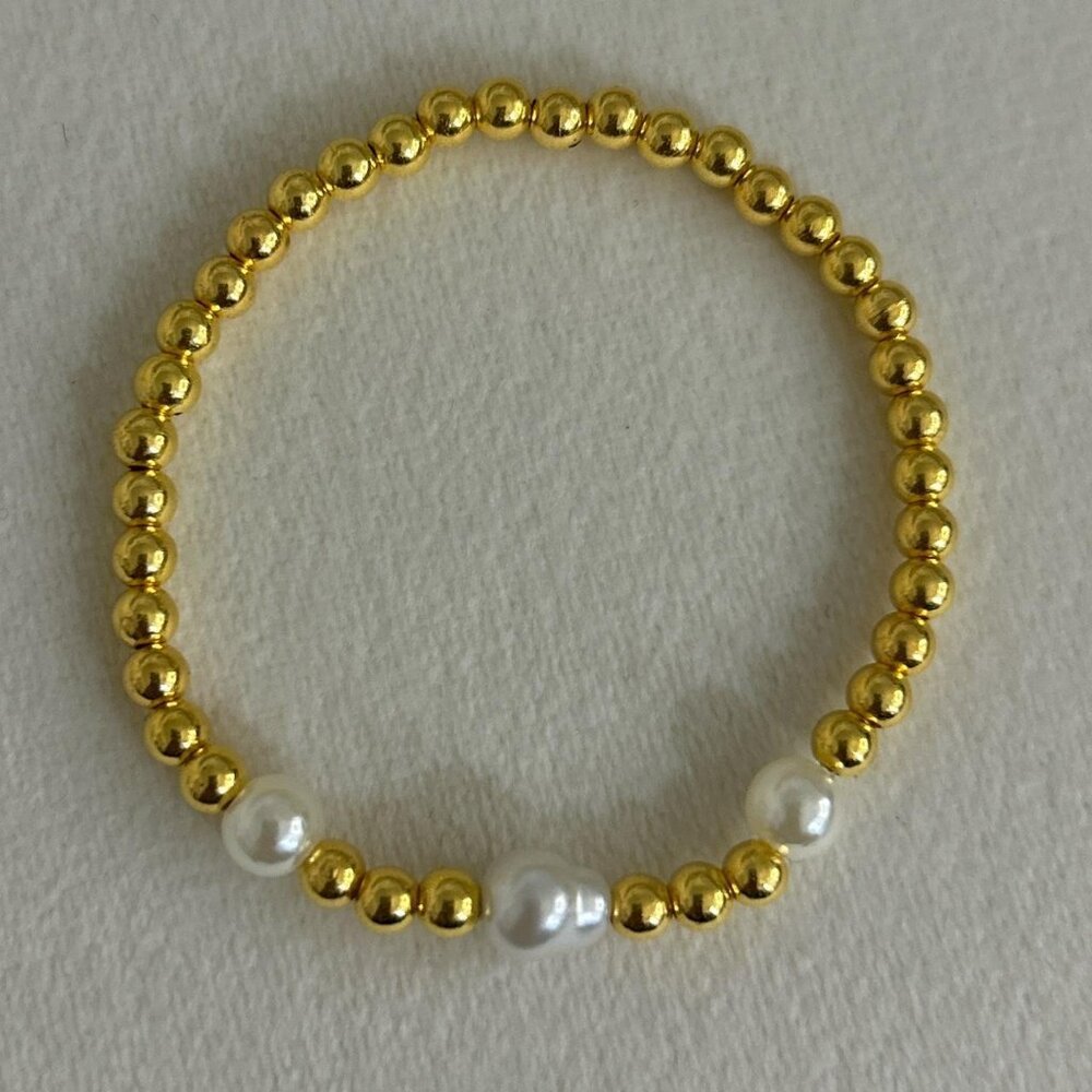 Gold beaded bracelet with white pearls #cottagecore #fairycore